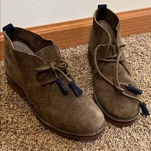 NWT Hush Puppies Women's hunter green Suede Chukka Boots